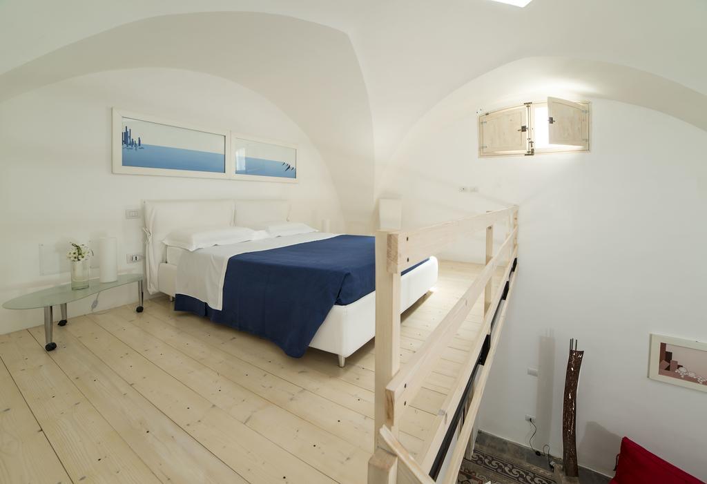 مبيت وإفطار غالّيبولي Relais Carlo V - Palazzo Storico الغرفة الصورة